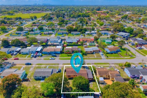 Casa en venta en Miami Gardens, Florida, 4 dormitorios, 143.26 m2 № 2058279 - foto 3