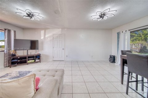 Casa en venta en Miami Gardens, Florida, 4 dormitorios, 143.26 m2 № 2058279 - foto 13