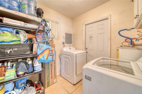 Casa en venta en Miami Gardens, Florida, 4 dormitorios, 143.26 m2 № 2058279 - foto 14