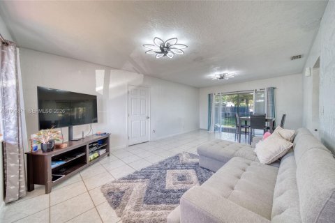 Casa en venta en Miami Gardens, Florida, 4 dormitorios, 143.26 m2 № 2058279 - foto 11