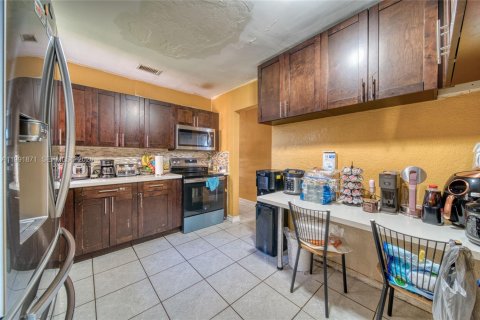 Casa en venta en Miami Gardens, Florida, 4 dormitorios, 143.26 m2 № 2058279 - foto 9