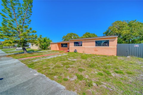 Casa en venta en Miami Gardens, Florida, 4 dormitorios, 143.26 m2 № 2058279 - foto 2