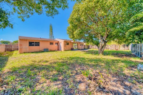 Casa en venta en Miami Gardens, Florida, 4 dormitorios, 143.26 m2 № 2058279 - foto 25