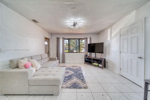 Casa en venta en Miami Gardens, Florida, 4 dormitorios, 143.26 m2 № 2058279 - foto 12