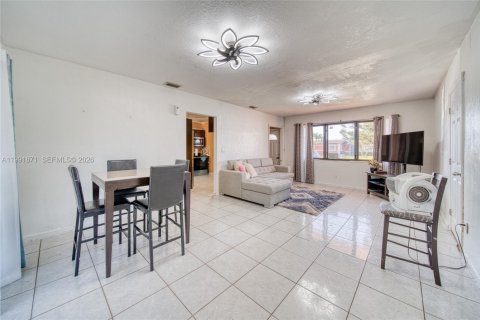 Casa en venta en Miami Gardens, Florida, 4 dormitorios, 143.26 m2 № 2058279 - foto 10
