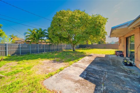 Casa en venta en Miami Gardens, Florida, 4 dormitorios, 143.26 m2 № 2058279 - foto 27
