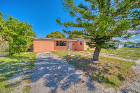 Casa en Miami Gardens, Florida 4 dormitorios, 143.26 m2 № 2058279