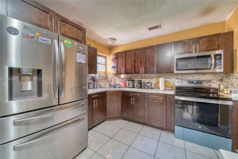 Casa en venta en Miami Gardens, Florida, 4 dormitorios, 143.26 m2 № 2058279 - foto 7