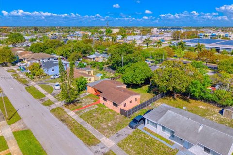 Casa en venta en Miami Gardens, Florida, 4 dormitorios, 143.26 m2 № 2058279 - foto 30