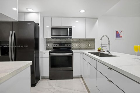 Condominio en venta en Miami Beach, Florida, 1 dormitorio, 72.84 m2 № 1878433 - foto 11