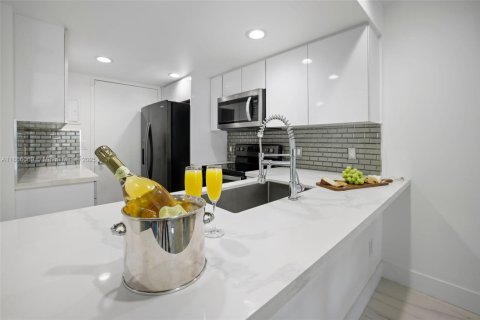 Condominio en venta en Miami Beach, Florida, 1 dormitorio, 72.84 m2 № 1878433 - foto 12