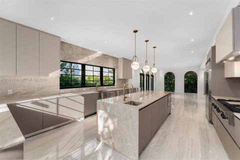 Villa ou maison à vendre à Miami, Floride: 5 chambres, 242.2 m2 № 2074996 - photo 12