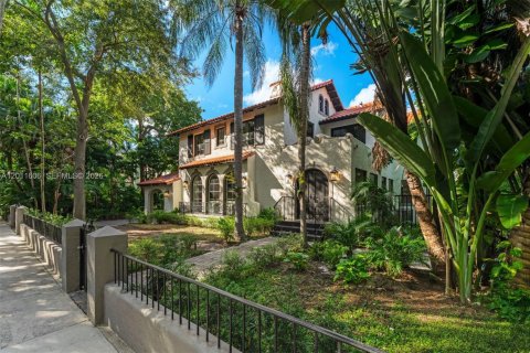 Villa ou maison à vendre à Miami, Floride: 5 chambres, 242.2 m2 № 2074996 - photo 2
