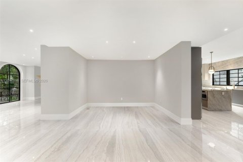 Villa ou maison à vendre à Miami, Floride: 5 chambres, 242.2 m2 № 2074996 - photo 10