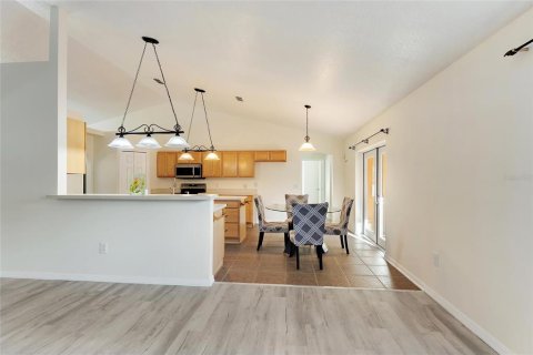 House in DeLand, Florida 4 bedrooms, 207.73 sq.m. № 1422227 - photo 14