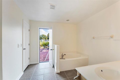 House in DeLand, Florida 4 bedrooms, 207.73 sq.m. № 1422227 - photo 25