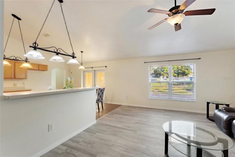 House in DeLand, Florida 4 bedrooms, 207.73 sq.m. № 1422227 - photo 12
