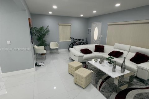 Villa ou maison à vendre à Hialeah, Floride: 2 chambres, 118.26 m2 № 2281597 - photo 19