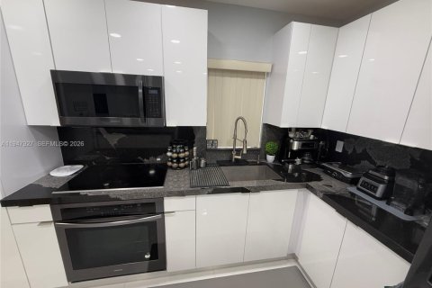 Villa ou maison à vendre à Hialeah, Floride: 2 chambres, 118.26 m2 № 2281597 - photo 30