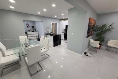 Villa ou maison à vendre à Hialeah, Floride: 2 chambres, 118.26 m2 № 2281597 - photo 21
