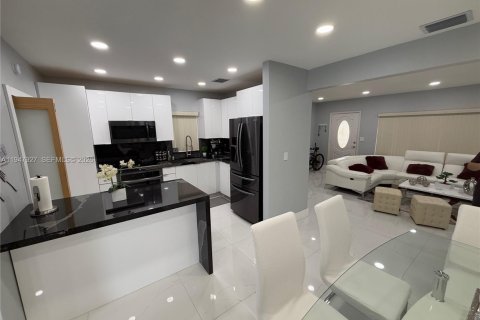 Villa ou maison à vendre à Hialeah, Floride: 2 chambres, 118.26 m2 № 2281597 - photo 25