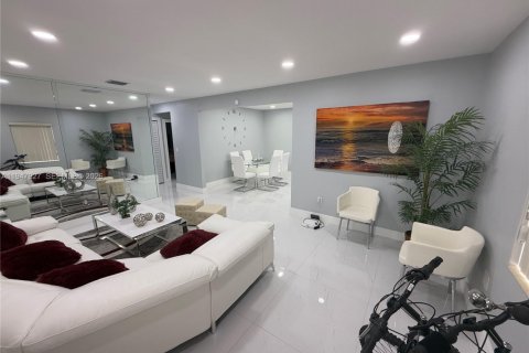 Villa ou maison à vendre à Hialeah, Floride: 2 chambres, 118.26 m2 № 2281597 - photo 5