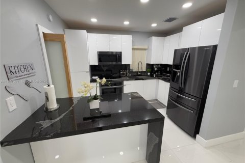 Villa ou maison à vendre à Hialeah, Floride: 2 chambres, 118.26 m2 № 2281597 - photo 26