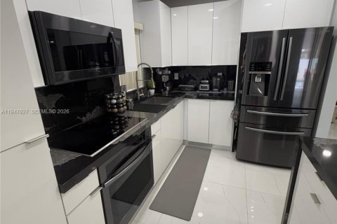 Villa ou maison à vendre à Hialeah, Floride: 2 chambres, 118.26 m2 № 2281597 - photo 28