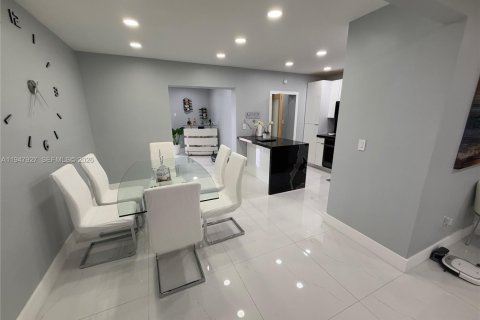 Villa ou maison à vendre à Hialeah, Floride: 2 chambres, 118.26 m2 № 2281597 - photo 23