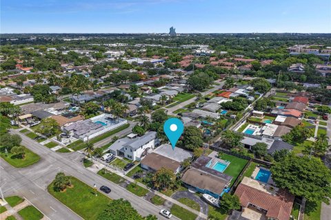 House in Hollywood, Florida 5 bedrooms, 251.95 sq.m. № 1941491 - photo 4