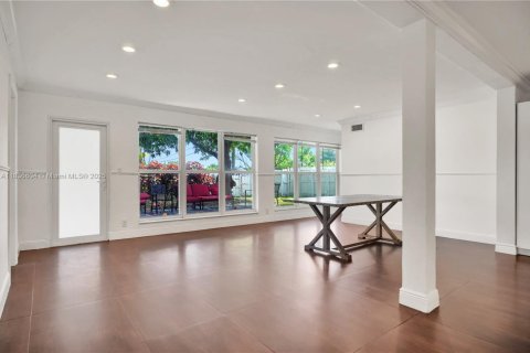 House in Hollywood, Florida 5 bedrooms, 251.95 sq.m. № 1941491 - photo 11