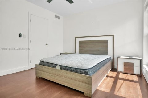 House in Hollywood, Florida 5 bedrooms, 251.95 sq.m. № 1941491 - photo 30