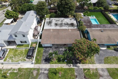 House in Hollywood, Florida 5 bedrooms, 251.95 sq.m. № 1941491 - photo 6