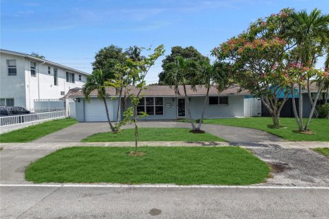 House in Hollywood, Florida 5 bedrooms, 251.95 sq.m. № 1941491 - photo 1