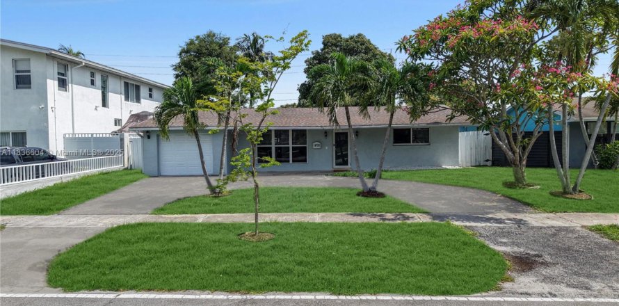 House in Hollywood, Florida 5 bedrooms, 251.95 sq.m. № 1941491