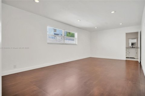 House in Hollywood, Florida 5 bedrooms, 251.95 sq.m. № 1941491 - photo 18