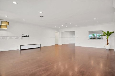 House in Hollywood, Florida 5 bedrooms, 251.95 sq.m. № 1941491 - photo 15