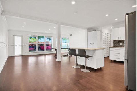 House in Hollywood, Florida 5 bedrooms, 251.95 sq.m. № 1941491 - photo 10