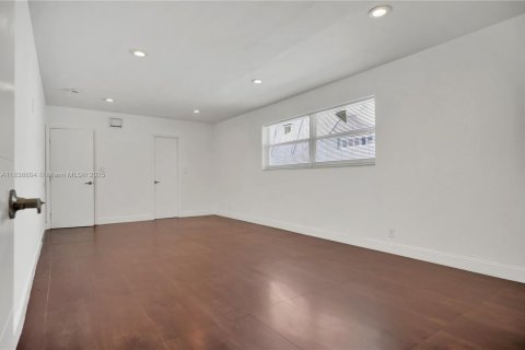 House in Hollywood, Florida 5 bedrooms, 251.95 sq.m. № 1941491 - photo 17