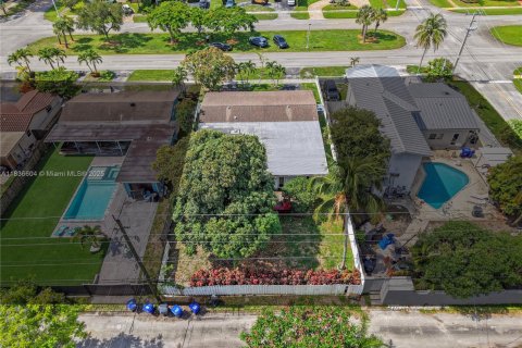 House in Hollywood, Florida 5 bedrooms, 251.95 sq.m. № 1941491 - photo 5