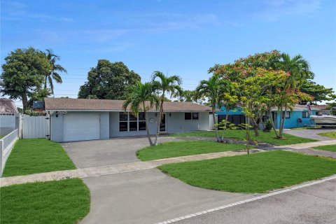 House in Hollywood, Florida 5 bedrooms, 251.95 sq.m. № 1941491 - photo 3