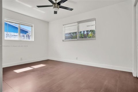 House in Hollywood, Florida 5 bedrooms, 251.95 sq.m. № 1941491 - photo 21