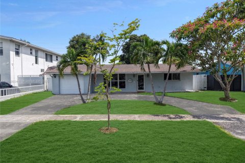 House in Hollywood, Florida 5 bedrooms, 251.95 sq.m. № 1941491 - photo 2