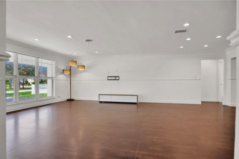 House in Hollywood, Florida 5 bedrooms, 251.95 sq.m. № 1941491 - photo 16