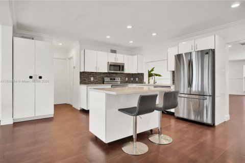 House in Hollywood, Florida 5 bedrooms, 251.95 sq.m. № 1941491 - photo 9