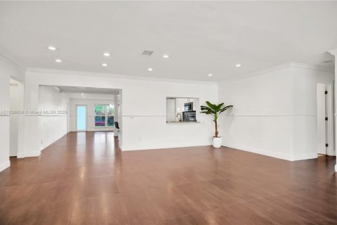 House in Hollywood, Florida 5 bedrooms, 251.95 sq.m. № 1941491 - photo 27