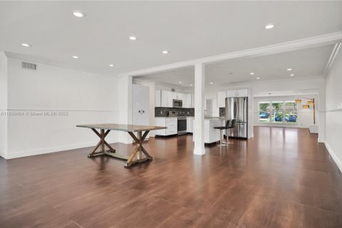 House in Hollywood, Florida 5 bedrooms, 251.95 sq.m. № 1941491 - photo 12