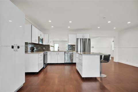 House in Hollywood, Florida 5 bedrooms, 251.95 sq.m. № 1941491 - photo 7