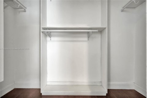 House in Hollywood, Florida 5 bedrooms, 251.95 sq.m. № 1941491 - photo 28