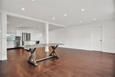 House in Hollywood, Florida 5 bedrooms, 251.95 sq.m. № 1941491 - photo 13